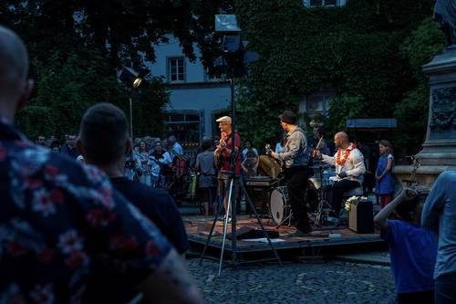 Die Band Surfsubotnik am Donndorfbrunnen zur Fête de la Musique 2024