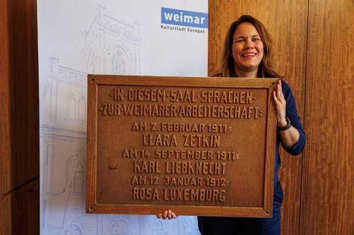 Karen Büchner, Leiterin der Unteren Denkmalschutzbehörde präsentiert die Tafel