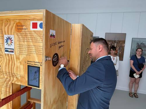 Rafal Zwolak, Stadtpräsident von Zamosc unterzeichnet den Ausstellungskoffer