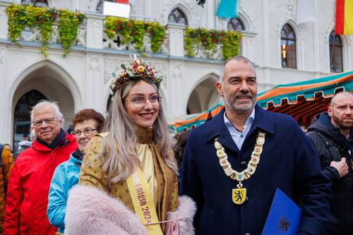 Zwiebelmarktkönigin 2024, Sarah II (Sarah Antonia Gallegos Garcia) mit Oberbürgermeister Peter Kleine.