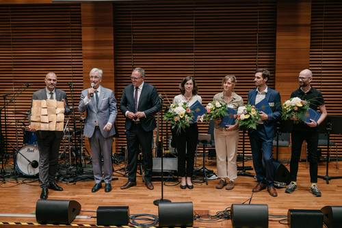 Oberbürgermeister Peter Kleine, Dieter Hackmann (Weimarer Dreieck e.V.) und Ministerpräsident Mario Voigt mit Vertretern und Vertreterinnen des europäischen Jugendprojekts „Jazda!“