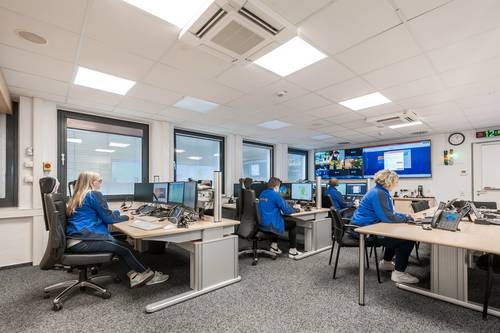 Raumansicht einer Warnzentrale mit Mitarbeitenden