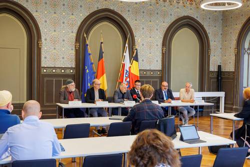 Pressekonferenz im Festsaal des Rathauses.
