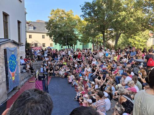 Die Vielfalt des Angebots reichte von kreativen Bastelständen, Spielaktionen und Infoständen über den beliebten Mitmach-Zirkus mit Tasifan bis hin zu einem abwechslungsreichen Bühnenprogramm