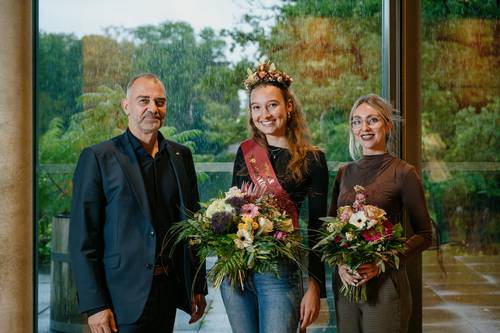 OB Peter Kleine, die neue Zwiebelmarktkönigin Johanna und die bisherige Königin Sarah