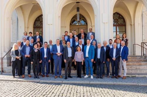 Gruppenbild vor dem historischen Rathaus.