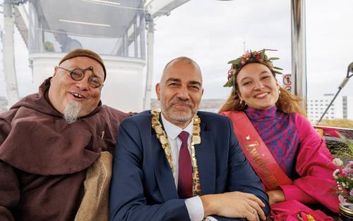 Zwiebelmönch Theo, Oberbürgermeister Peter Kleine und Zwiebelmarktkönigin Johanna im Riesenrad auf dem Rollplatz