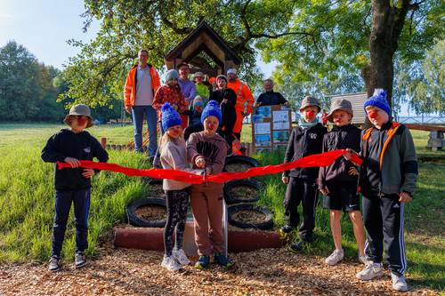 Schülerinnen und Schüler der Grundschule "Parkschule" aus Obweimar-Ehringsdorf halfen bei der Einweihung.
