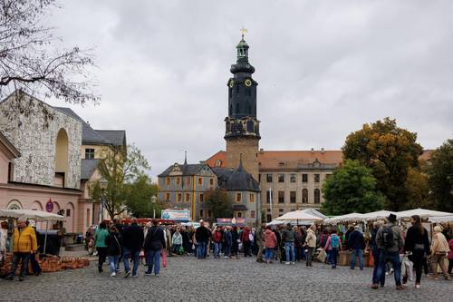 Zwiebelmarkt am Platz der Demokratie mit Blick auf das Stadtschloss