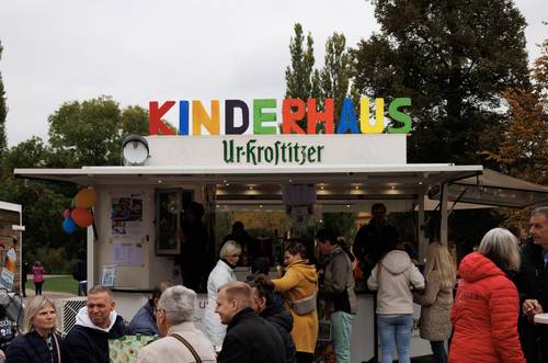 Das Kinderhaus schenkt für den guten Zweck aus