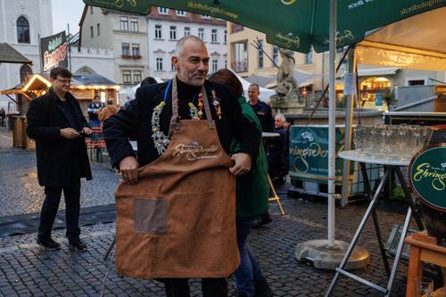 Zum Fassbieranstich bekommt Oberbürgermeister Peter Kleine die Schürze umgelegt