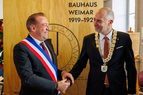 Blois Bürgermeister Marc Gricourt gemeinsam mit Weimars Oberbürgermeister Peter Kleine bei der Ausstellungseröffnung.