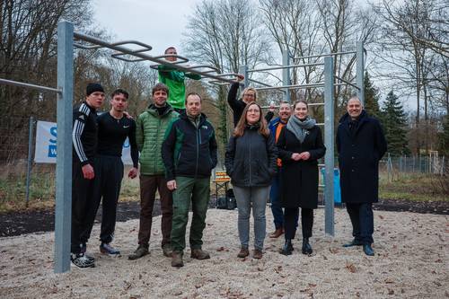 Sportler, Planer, Mitarbeitende der Stadtverwaltung, Stadträtin Stefanie Wötzel (2.v.r.) und OB Peter Kleine