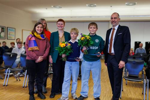 (V.l.n.r).: Marit Haferkamp [Stadträtin], Anne Mohr [Schulleiterin], Ann-Sophie Bohm [Stadträtin], Fritz Müller, Erik Fischer, Oberbürgermeister Peter Kleine
