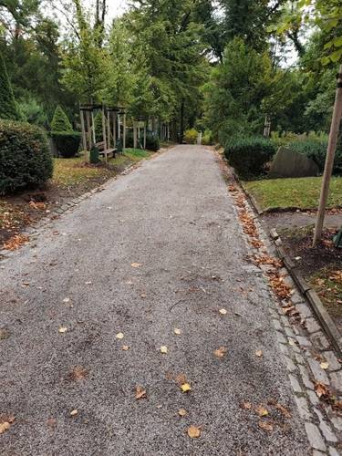 Wegabschnitt mit fertiger Makadamdecke