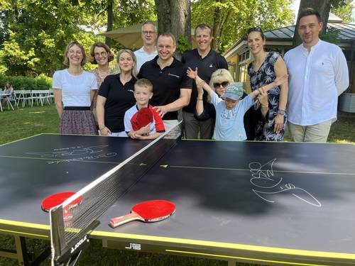 Gemeinsam mit den Erstklässlern Raphael und Nikolas, Schulleiterin Anja Brunkhorst, Lehrerin Michelle Anding sowie Anika Schwartze-Schams, Leiterin des Weimarer Sport- und Schulverwaltungsamts, und Stephan John, Vorstandsvorsitzender des Schulfördervereins, wurde die Tischtennisplatte feierlich entgegengenommen.