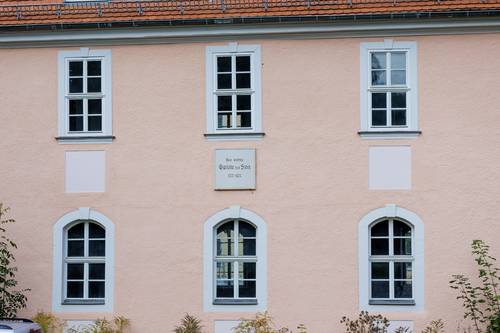 Ausschnitt Haus der Frau von Stein mit Blick auf Plakette "Hier wohnte Charlotte von Stein"