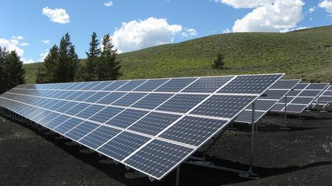 Symbolbild: Solarpaneele auf einer Freifläche
