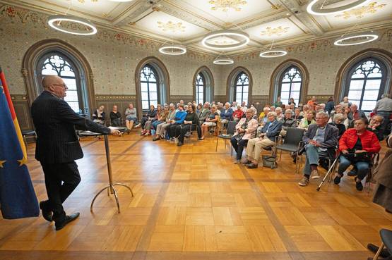 Blick in den Festsaal des Rathauses während der feierlichen Übergabe mit Grußworten und kulturellem Programm. ©Stadt Weimar Blick in den Festsaal des Rathauses während der feierlichen Übergabe mit Grußworten und kulturellem Programm.