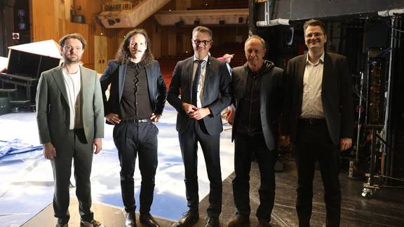 Die künftigen Intendanten Timon Jansen (1. v. l.), Valentin Schwarz (2. v. l.) und Dorian Dreher (r.) mit dem aktuellen Generalintendanten Hasko Weber und Minister Christian Tischner ©Foto: TMBWK Die künftigen Intendanten Timon Jansen (1. v. l.), Valentin Schwarz (2. v. l.) und Dorian Dreher (r.) mit dem aktuellen Generalintendanten Hasko Weber und Minister Christian Tischner