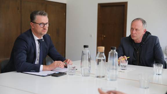 Minister Christian Tischner im Gespräch mit dem Generalintendaten des DNT Hasko Weber ©Foto: TMBWK Minister Christian Tischner im Gespräch mit dem Generalintendaten des DNT Hasko Weber