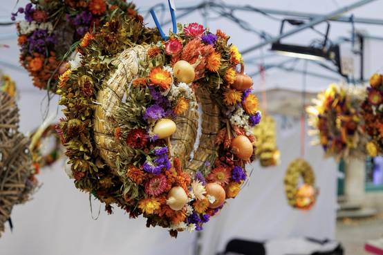 Strohkränze mit Trockenblumen ©Stadt Weimar Strohkränze mit Trockenblumen