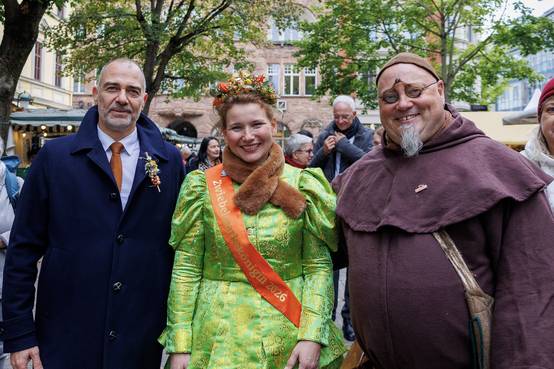 Oberbürgermeister Peter Kleine, Roswitha I. und Zwiebelmönch Theo bei ihrem Rundgang über das Marktgebiet ©Stadt Weimar Oberbürgermeister Peter Kleine, Roswitha I. und Zwiebelmönch Theo bei ihrem Rundgang über das Marktgebiet