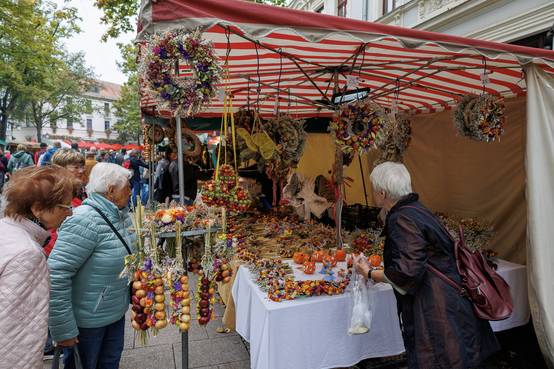 Die Zwiebelbauern in der Schillerstraße haben alle Hände voll zu tun ©Stadt Weimar Verkaufsstand mit verschiedenen Zwiebelprodukten