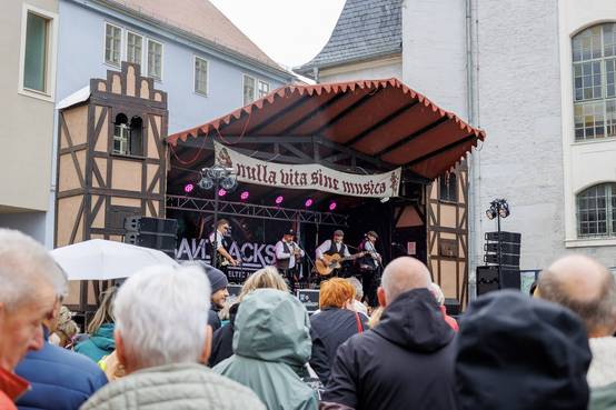 Der Mittelaltermarkt gehört ebenfalls zum Zwiebelmarkt ©Stadt Weimar Bühne auf dem Mittelaltermarkt