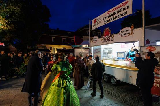 Zwischenstopp und Zwiebelkuchenverkostung bei Bäckerei Rose auf dem Theaterplatz ©Stadt Weimar Zwischenstopp und Zwiebelkuchenverkostung bei Bäckerei Rose auf dem Theaterplatz