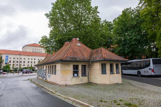 Servicegebäude am Busbahnhof Hoffmann-von-Fallersleben-Straße in Weimar