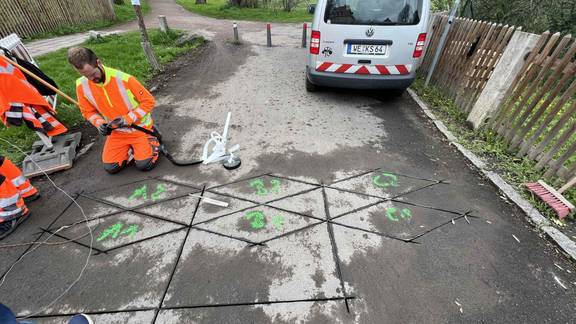 Die Dauerzählstelle wurde vom Land Thüringen und der AG Fahrradfreundliche Kommune Thüringen gefördert und vom Kommunalservice Weimar eingebaut.