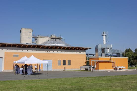 Die erzeugte Leistung des neuen dritten BHKW liegt künftig bei 250 Kilowatt elektrischer und 240 Kilowatt thermischer Energie.