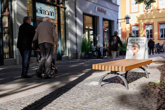 Die drei Stolpersteine zum Andenken an die im Nationalsozialismus verfolgte jüdische Weimarer Familie Berlowitz wurden mit einer gipsähnlichen Masse beschmiert.