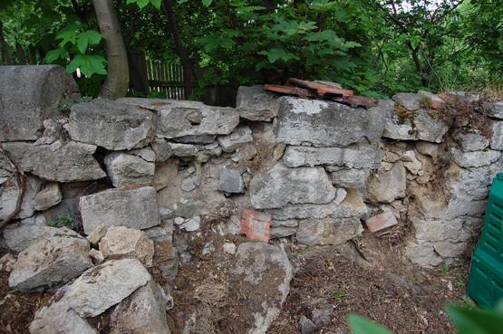 Jüdischer Friedhof: Grenz- und Stützmauer vor der Instandsetzung
