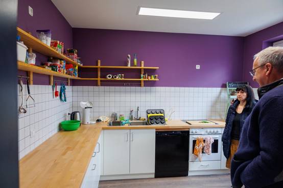 Es entstanden ein neuer Sanitärbereich mit behindertengerechtem WC, ein zusätzliches WC für Personal sowie eine neue Küche.