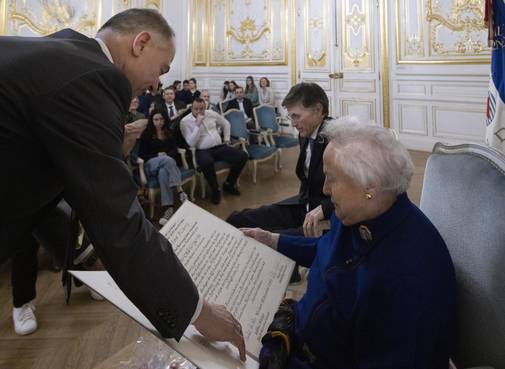 Oberbürgermeister Peter Kleine überreicht die Urkunde an Jacqueline Fleury, im Hintergrund: François de Mazières, Bürgermeister von Versailles