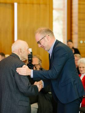 Vasile Szekely mit Dr. Philipp Neuman-Thein (Stellvertretender Direktor der Stiftung Gedenkstätten Buchenwald und Mittelbau-Dora)