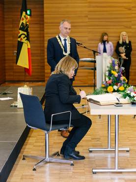 Anath Himmelhoch nahm die Ehrenbürgerurkunde für ihren Vater Moshe Ludvig Kessler entgegen