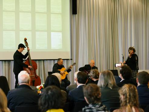 Das Romani Weiss Swingtett umrahmte den Tag musikalisch.