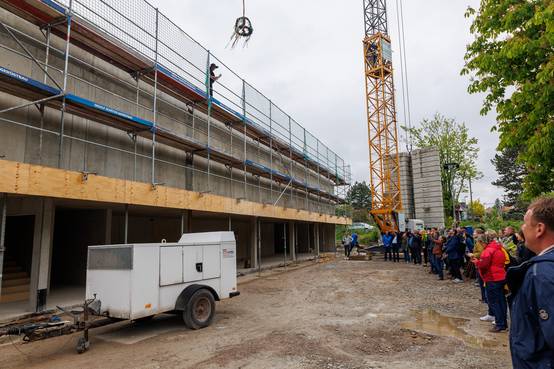 Die Planung der Sporthalle sieht den Erhalt des bestehenden Hallenkörpers sowie den Neubau eines zweigeschossigen Funktionstrakts an deren Nord-Ost-Seite vor.