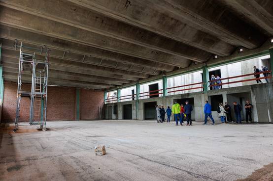 Die 1,5-Felder-Sporthalle wurde als Typenbau (SPH N 18x36-VT-Falte) aus dem Schulbauprogramm der Zeit im Jahr 1976 errichtet. Die reine Nutzfläche der Halle beträgt ca. 600 m². Sportfläche und Sanitärtrakt waren in einem baulich sehr schlechten Zustand. Aus Gründen der Nachhaltigkeit hat man sich aber für eine Sanierung (Nutzung von „grauer Energie“) anstelle eines Neubaus entschieden.