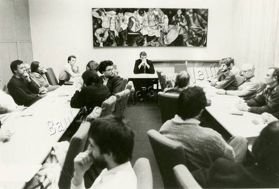 „Runder Tisch“ zu Fragen der grundlegenden Struktur der Hochschule Anfang 1990 im ehemaligen Senatssaal im Hauptgebäude.