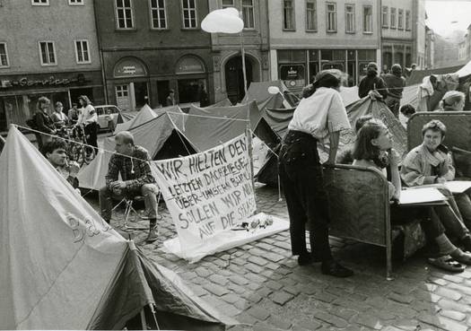 Demonstration auf dem Herderplatz gegen die sich verschlechternde Wohnsituation für Studierende und den Verfall baulicher Zeugnisse in Weimar, 26. April 1990.