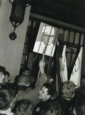 Als die Demonstranten am 5. Dezember 1989 zur Cranachstraße zogen, war die Situation vor dem Gebäude äußerst angespannt.