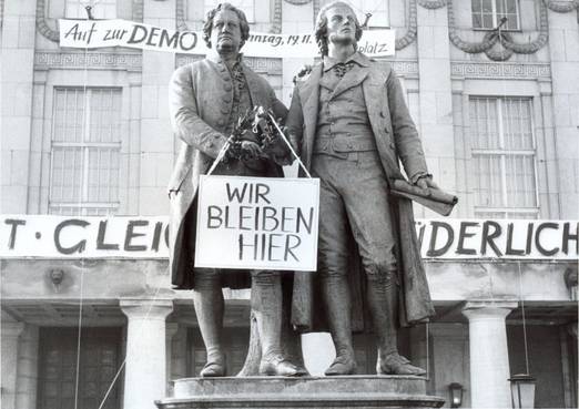 Der Zusammenbruch der DDR war auch durch die Massenflucht im Sommer 1989 ausgelöst worden. „Wir bleiben hier“ war die trotzige Losung derjenigen, die die DDR nicht verlassen, sondern verändern wollten. Jene, die blieben, trieben die friedliche Revolution im Oktober voran.