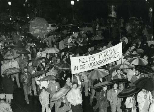 Die am 9. September 1989 in Berlin gegründete Bürgerbewegung „Neues Forum“ war eine treibende Kraft für die friedliche Revolution 1989. Die Aufnahme entstand bei der zweiten Dienstagsdemonstration am 31. Oktober.