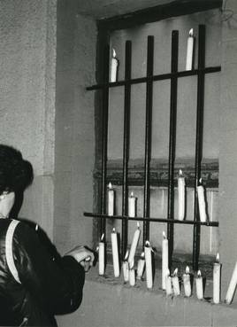 Brennende Kerzen sind zum Symbol des friedlichen Umsturzes geworden; sie wurden bei den Demonstrationen in der ganzen DDR als Zeichen der Gewaltlosigkeit getragen und oft – wie hier am 31. Oktober 1989 an der Weimarer Dienststelle der Staatssicherheit – an öffentlichen Gebäuden der Staatsmacht aufgestellt.