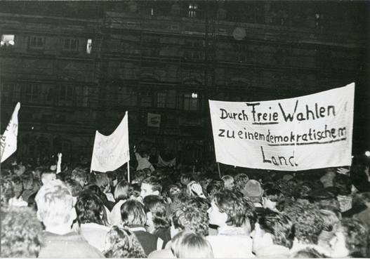 „Durch freie Wahlen zu einem demokratischen Land“: Eine der wichtigsten Forderungen der Revolution 1989, die auch an die Kommunalpolitiker der „Nationalen Front“ im Rathaus gerichtet war. Die Aufnahme entstand auf dem Platz der Demokratie, dem Ausgangspunkt der Demonstrationen im Herbst 1989.