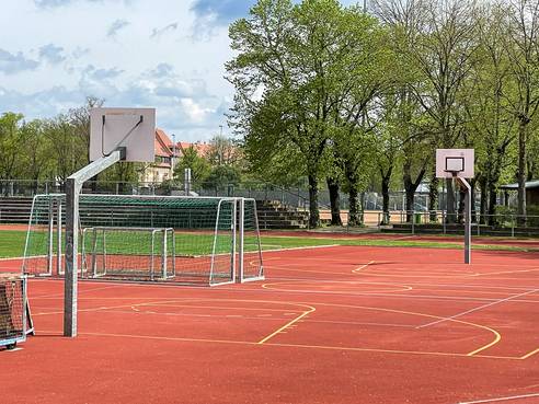 Das Basketballfeld in der Südkurve der Laufbahn wurde gereinigt und mit zwei Körben ausgestattet.